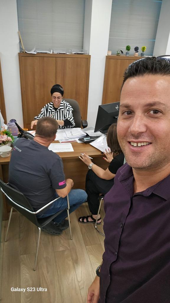 השקעות ונדל"ן - גיל אשר לוי עם לקוחות מרוצים בגיל פיננסים